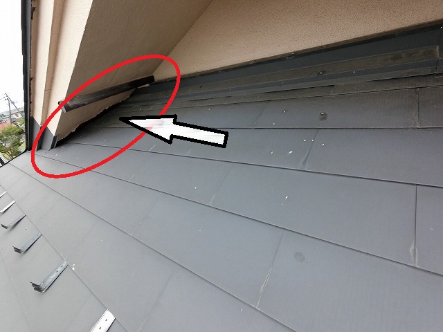 仙台市泉区　屋根を瓦から板金屋根に変更したことにより発生した隙間からスズメが浸入している