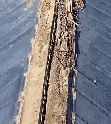 仙台市太白区　湿気や水分を含んだことによりボロボロな棟板金用の木下地の様子