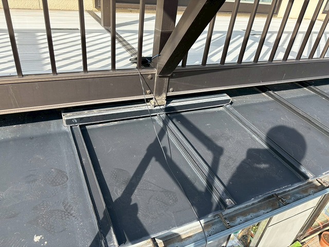 仙台市泉区　バルコニーの足が乗っかっている1階の金属屋根