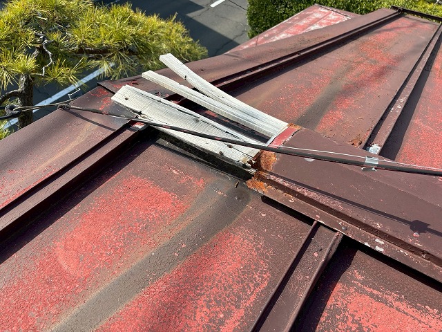 仙台市宮城野区　棟板金の一部が飛散して木下地が剥き出しの状態