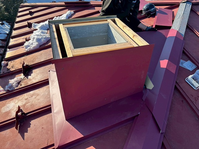 大崎市　煙突部分の板金役物を設置