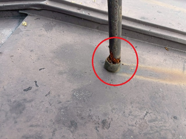 仙台市太白区　屋根上のアンテナ屋根馬の足が錆びていて取れそうになっている