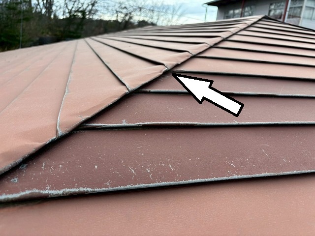 仙台市泉区　寄棟屋根の隅棟「掴み込み工法」の様子