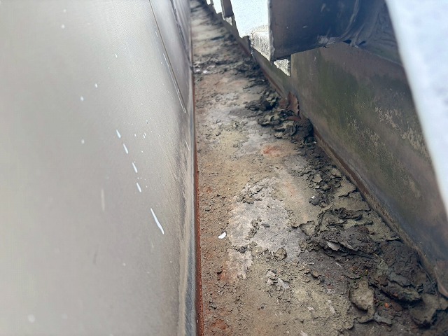 仙台市若林区　工場の雨樋内にゴミが溜まっている様子