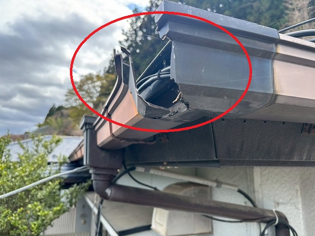 富谷市　廃番品の軒曲りが破損している