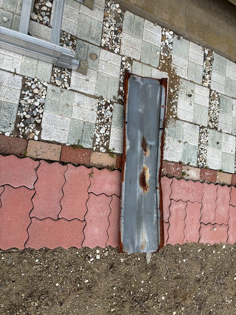 仙台市宮城野区　飛散して棟板金が庭に落下した様子