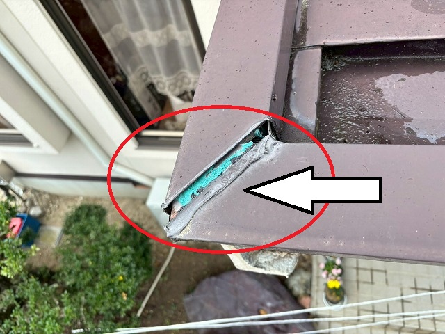大崎市　玄関屋根の笠木コーナーに隙間があり雨水が浸入している様子