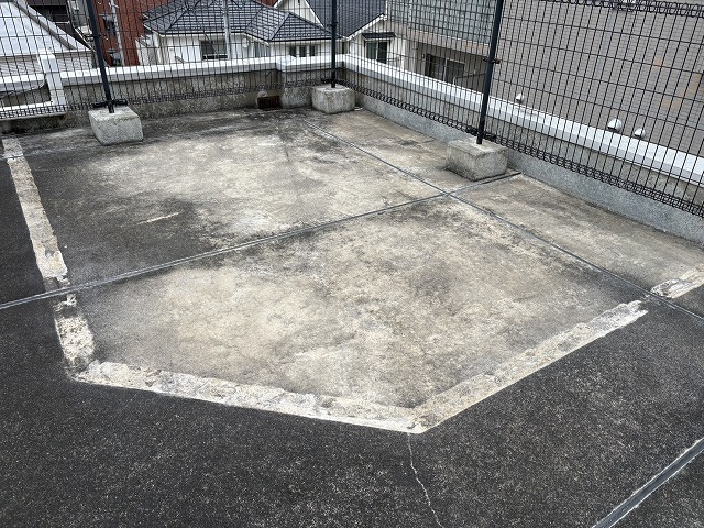 仙台市青葉区　フェンス用のブロックが多い屋上