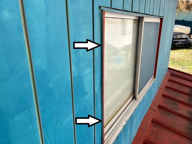 塩釜市窓の両脇のコーキングが塗られていない状態