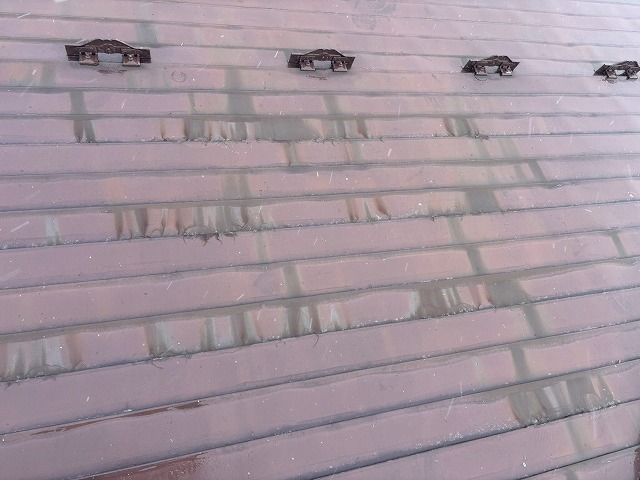 大崎市　平屋の金属屋根の東面　蓄積した雨水により腐食し、サビ汁が発生している