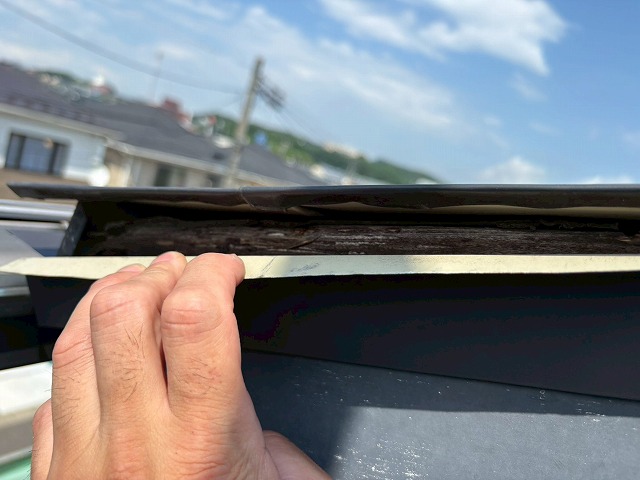 仙台市泉区　唐草の釘が抜けて木が剥き出しになっている様子