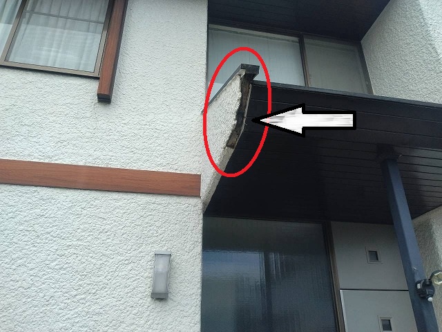 美里町　モルタルが剥がれた玄関庇の破風
