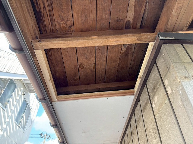 仙台市太白区　軒天がなく　木下地が見えている状態