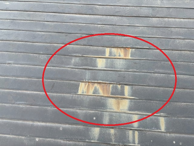 仙台市太白区　棟包み板金の塗膜が劣化し、剥がれが見られる状態