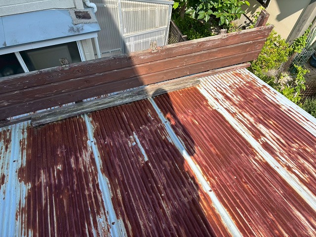 仙台市太白区 物置 トタン屋根 施工前のサビ