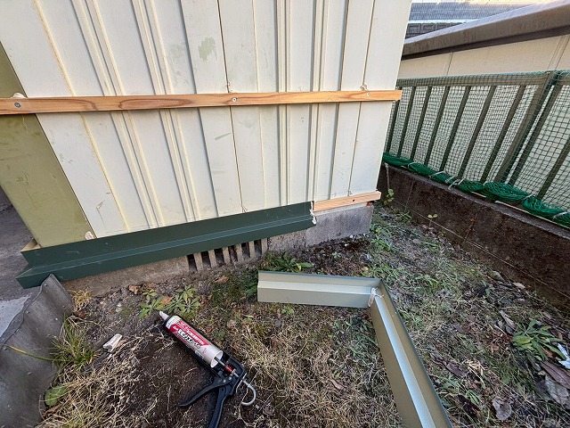 仙台市太白区 物置外壁カバー工事 土台水切り取付け