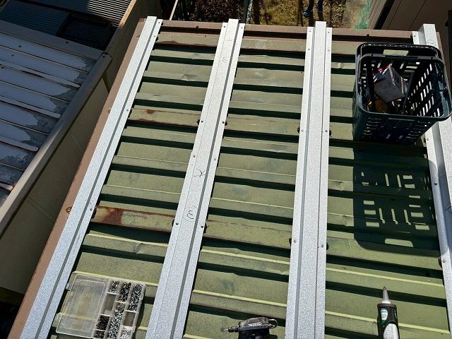 仙台市太白区 物置屋根カバー工事 金属垂木・野地板の取付け
