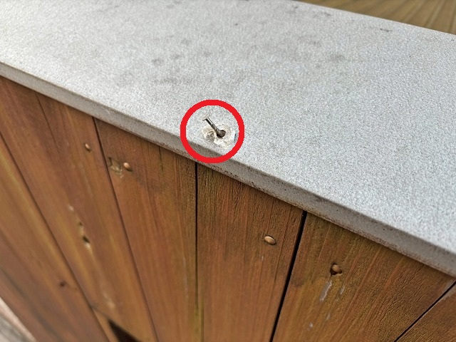 仙台市宮城野区-固定している釘が抜けかけ、板金笠木が浮いている状態