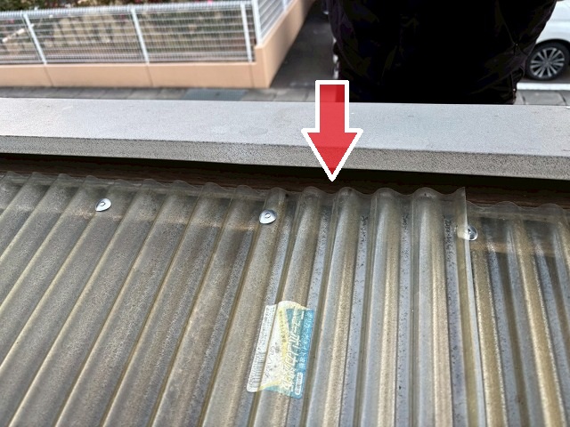 仙台市宮城野区-固定している釘が抜けかけ、板金笠木が浮いている状態