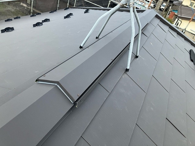 仙台市宮城野区 屋根カバー工事 換気棟 棟板金設置