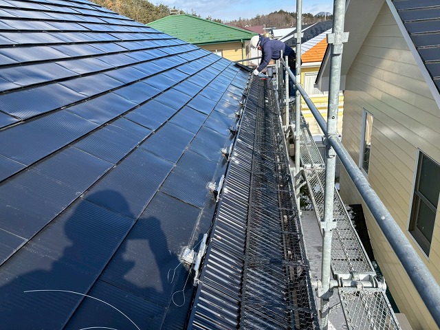 仙台市泉区 T様邸 隣の住宅への落雪を防ぐためスノーZを設置したお客様