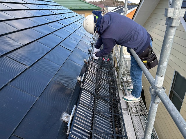 仙台市泉区-既存の雪止め金具にステンレス線で固定_