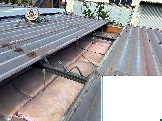 仙台市若林区 倉庫 屋根葺き替え工事 既存屋根撤去