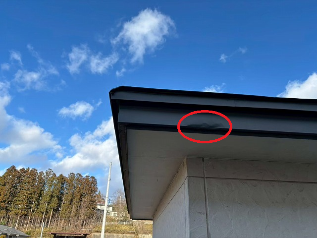 仙台市青葉区 ポンプ室 破風板金の凹み