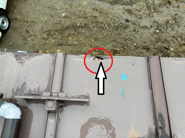 仙台市青葉区 現地調査 金属屋根の軒先に穴