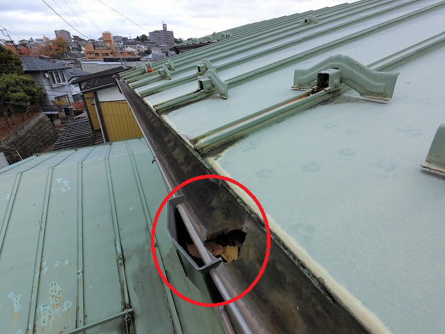 仙台市青葉区 雨樋 現地調査 水が溜まっている