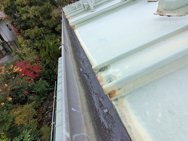 仙台市青葉区 雨樋 現地調査 軒樋に泥が溜まっている