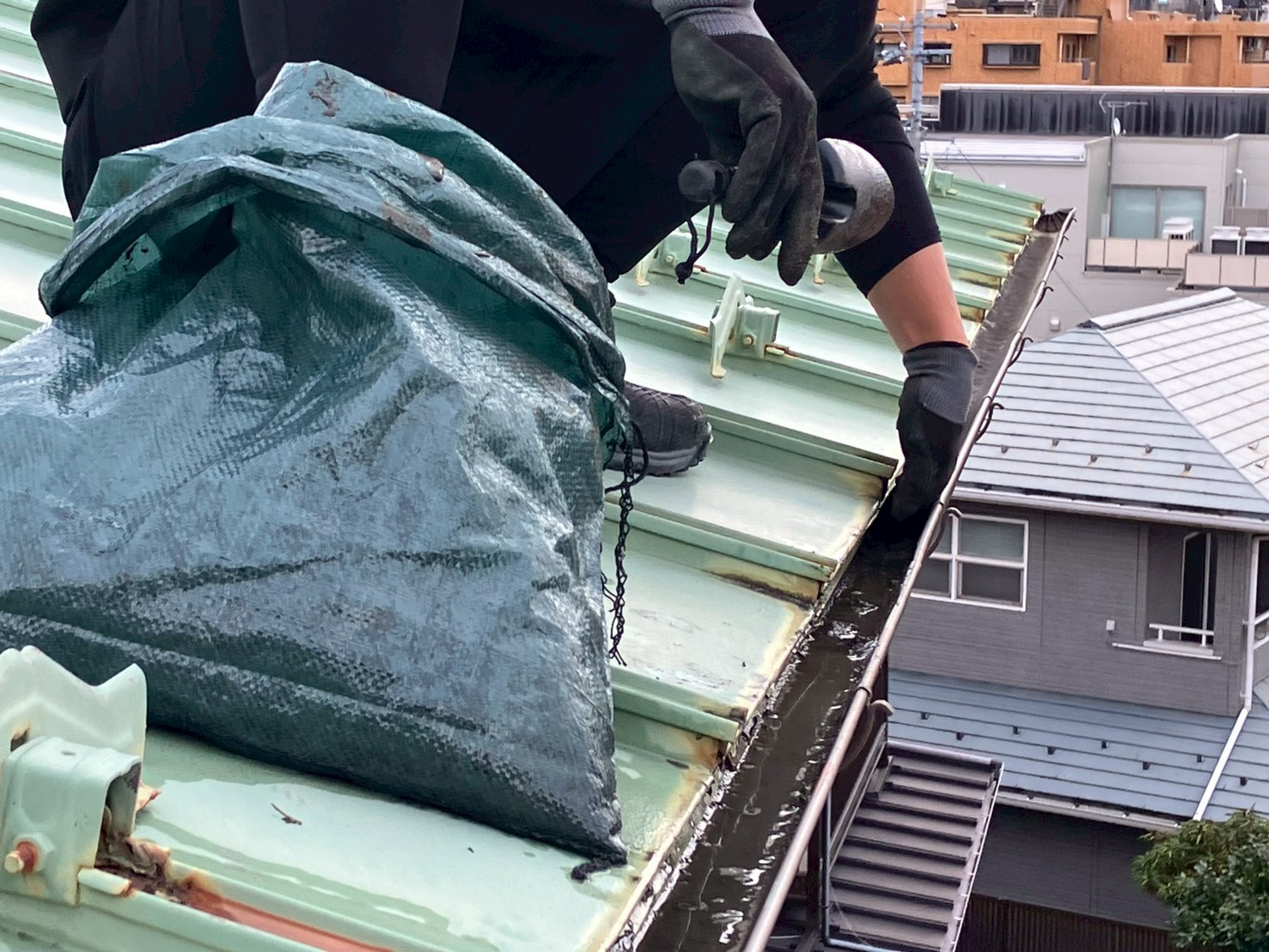 仙台市青葉区 雨樋清掃工事 2階屋根 泥の除去