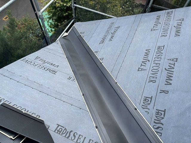 名取市 １階屋根カバー工事 谷板金設置