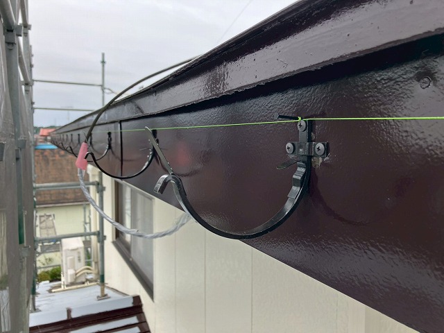 大崎市岩出山 雨樋交換工事 受け金具設置