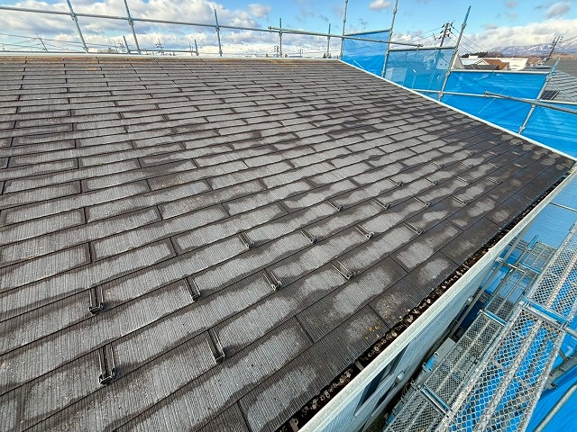 富谷市 カバー工事 塗膜が剝がれ色褪せている