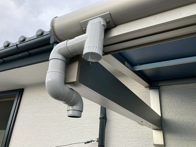 東松島市 バルコニー屋根雨樋交換工事 エルボ取付け