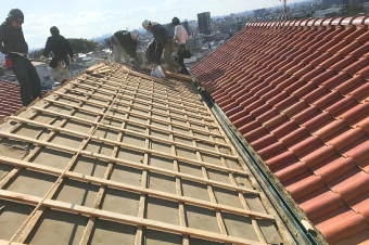 垂木の取り付けが完了し、新しい屋根の下地とします